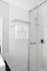 Ένα μπάνιο στο MAC St Kilda Acland St by Melbourne Apartment Collection +6 φωτογραφίες