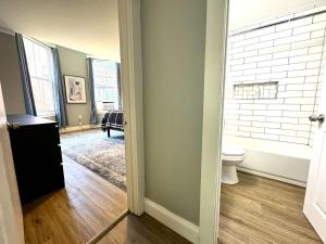 Ένα μπάνιο στο The Grayson at Park Place- cozy and fully updated with King bed free coffee and fast WIFI +12 φωτογραφίες