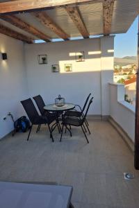 Balkón alebo terasa v ubytovaní Apartments by the sea Grebastica, Sibenik - 4254