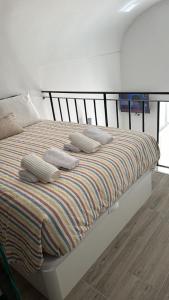 奥良Olhão Lodge - AL IRENE的卧室内的一张带枕头的床