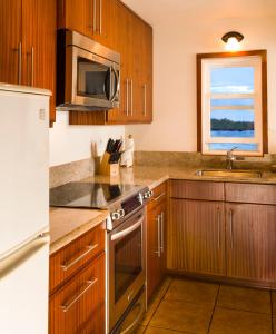 Kuchyň nebo kuchyňský kout v ubytování Hana Kai Maui - #101 Kaʻuiki premium oceanview 1 BR