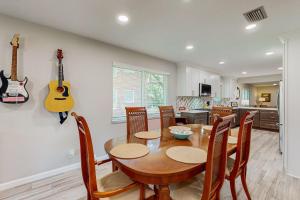 Η κουζίνα ή μικρή κουζίνα στο Updated house with enclosed yard, patio, central AC, & washer/dryer