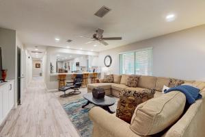 Χώρος καθιστικού στο Updated house with enclosed yard, patio, central AC, & washer/dryer