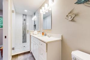 Ένα μπάνιο στο Updated house with enclosed yard, patio, central AC, & washer/dryer +30 φωτογραφίες