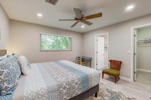 Ένα ή περισσότερα κρεβάτια σε δωμάτιο στο Updated house with enclosed yard, patio, central AC, & washer/dryer