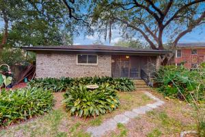 Κήπος έξω από το Updated house with enclosed yard, patio, central AC, & washer/dryer