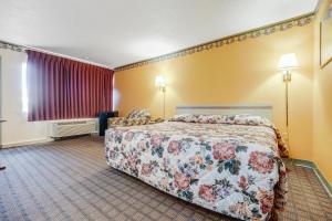 Postel nebo postele na pokoji v ubytování Camelot Inn