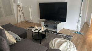 Μια τηλεόραση ή/και κέντρο ψυχαγωγίας στο Appartement 4 Pièces à Bougival