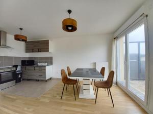 Η κουζίνα ή μικρή κουζίνα στο Appartement 4 Pièces à Bougival +8 φωτογραφίες