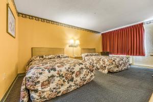 Postel nebo postele na pokoji v ubytování Camelot Inn + 7 fotografií