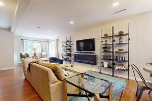 un salon avec un canapé et une télévision dans l'établissement Cellador Charms, à South Lake Tahoe