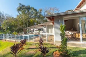a house with a swimming pool and a patio at Casa para Locação Terras de São Francisco! in Andradas