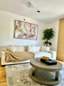 Ruang duduk di Stylish Evergreen Apartment By Newark Airport