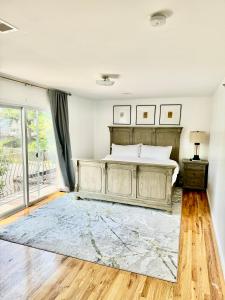 Katil atau katil-katil dalam bilik di Stylish Evergreen Apartment By Newark Airport