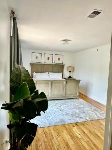 Katil atau katil-katil dalam bilik di Stylish Evergreen Apartment By Newark Airport