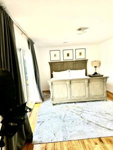 Katil atau katil-katil dalam bilik di Stylish Evergreen Apartment By Newark Airport