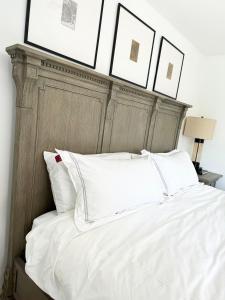 Katil atau katil-katil dalam bilik di Stylish Evergreen Apartment By Newark Airport