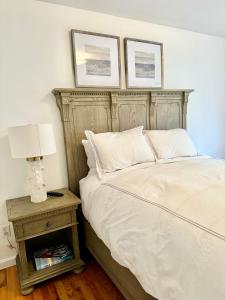 Katil atau katil-katil dalam bilik di Stylish Evergreen Apartment By Newark Airport