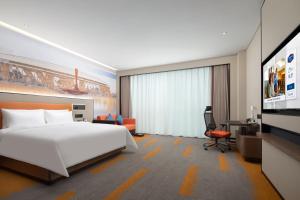 Telewizja i/lub zestaw kina domowego w obiekcie Hilton by Hampton Chengdu North Railway Station