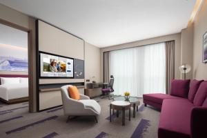 Telewizja i/lub zestaw kina domowego w obiekcie Hilton by Hampton Chengdu North Railway Station