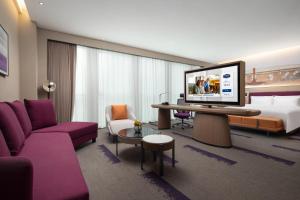 Telewizja i/lub zestaw kina domowego w obiekcie Hilton by Hampton Chengdu North Railway Station