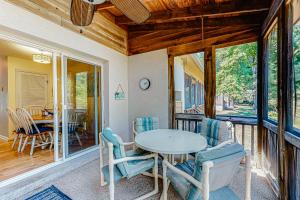 Un comedor con mesa y sillas en Bayberry Woods -- 714 Bayberry Circle, en Bethany Beach