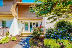 una casa con una bandera y flores delante de ella en Bayberry Woods -- 714 Bayberry Circle, en Bethany Beach