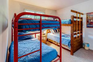 1 dormitorio con 2 literas con sábanas azules en Bayberry Woods -- 714 Bayberry Circle, en Bethany Beach 17 fotos más