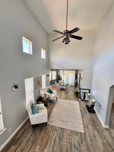 Casa Uva Beautiful Family Retreat with pool and views的休息区