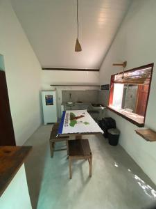 a room with a table in the middle of a room at Onda´s Caraíva in Caraíva +46 photos