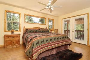 Ένα ή περισσότερα κρεβάτια σε δωμάτιο στο Cabin On The Rocks