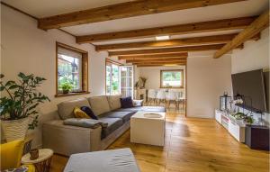 Χώρος καθιστικού στο 3 Bedroom Stunning Home In Czarny Mlyn