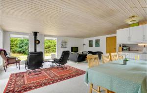 Una cocina y una sala de estar con mesa y sillas. en Gorgeous Home In Blåvand With Wifi, en Blåvand