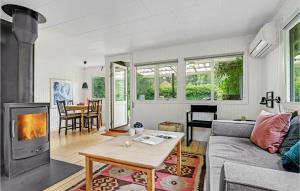 Una sala de estar con un sofá y una chimenea. en Beautiful Home In Egå With Wifi, en Egå