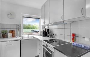 Kuchyň nebo kuchyňský kout v ubytování 1 Bedroom Nice Home In Rønne
