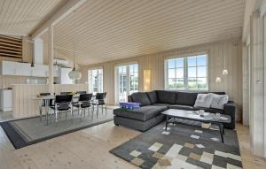 Posezení v ubytování 3 Bedroom Beautiful Home In Slagelse