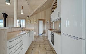 Kuchyň nebo kuchyňský kout v ubytování 3 Bedroom Beautiful Home In Slagelse