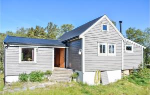 una piccola casa grigia su una collina con alberi di Stunning Home In Haulandshella a Tveitevåg
