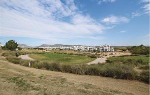 eine unbefestigte Straße, die zu einem Golfplatz führt in der Unterkunft Awesome Apartment In Sucina With Wifi in Sucina + 7 Fotos