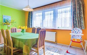 una sala da pranzo con tavolo e sedie verdi di Lovely Home In Kolobrzeg With Kitchen a Kołobrzeg