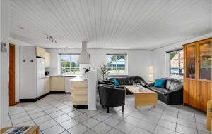 Η κουζίνα ή μικρή κουζίνα στο Pet Friendly Home In Farsø With Sauna