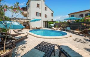 Πισίνα στο ή κοντά στο Cozy Apartment In Peroj With Wifi