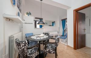 Η κουζίνα ή μικρή κουζίνα στο Cozy Apartment In Peroj With Wifi