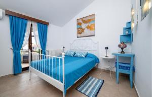 Ένα ή περισσότερα κρεβάτια σε δωμάτιο στο Cozy Apartment In Peroj With Wifi