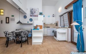 Η κουζίνα ή μικρή κουζίνα στο Cozy Apartment In Peroj With Wifi
