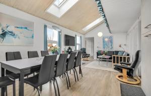Χώρος καθιστικού στο Awesome Home In Ebeltoft With Sauna