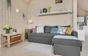 Bøtø ByにあるHoliday Home Marielyst Strandpark Dnmkのソファとテーブルのあるリビングルーム