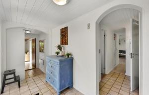 um quarto com uma cômoda azul e um corredor em Two-Bedroom Holiday Home In Ulfborg em Ulfborg mais 21 fotografias
