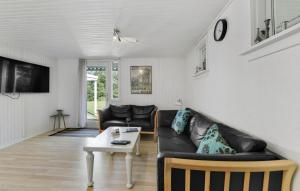 uma sala de estar com um sofá e uma mesa em Two-Bedroom Holiday Home In Ulfborg em Ulfborg