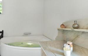 um banheiro com vaso sanitário e pia em Two-Bedroom Holiday Home In Ulfborg em Ulfborg